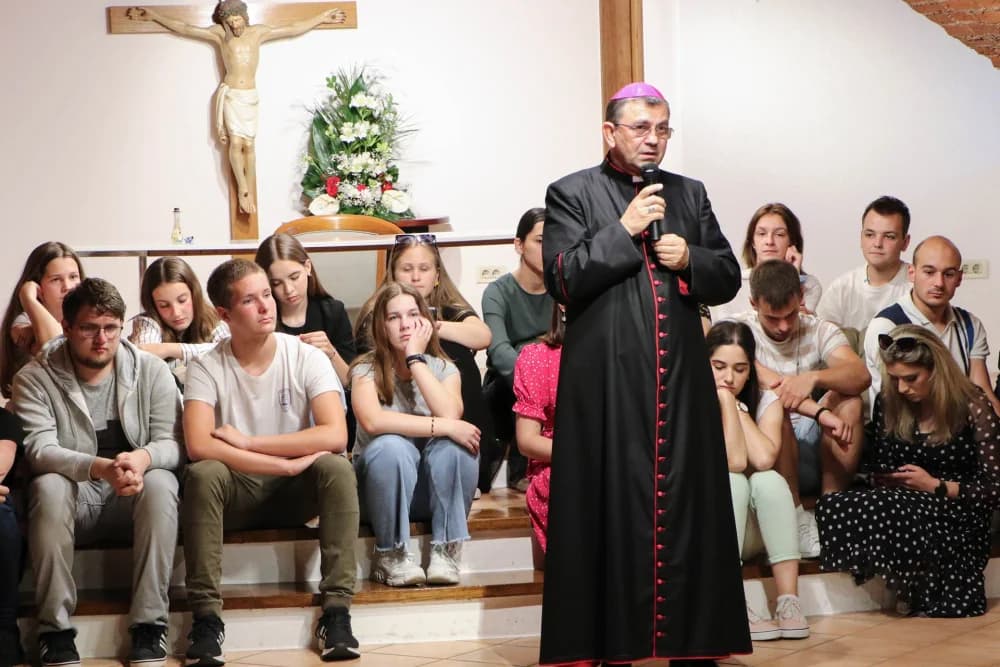 SUSRET BISKUPA MARTINOVIĆA S VOLONTERIMA PRIGODOM SLAVLJA BISKUPSKOG REĐENJA