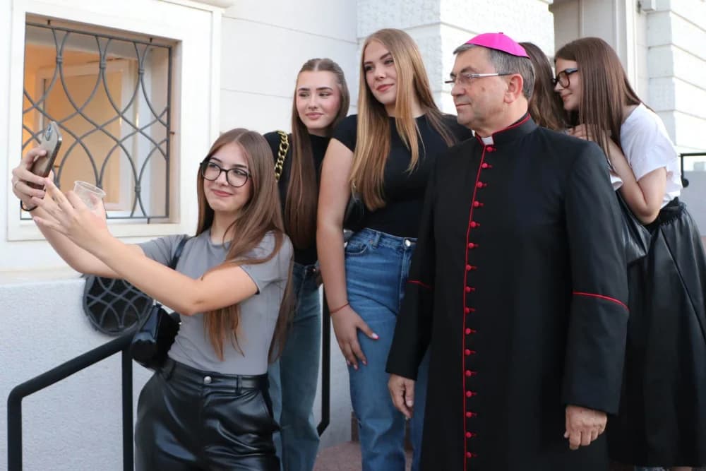 SUSRET BISKUPA MARTINOVIĆA S VOLONTERIMA PRIGODOM SLAVLJA BISKUPSKOG REĐENJA