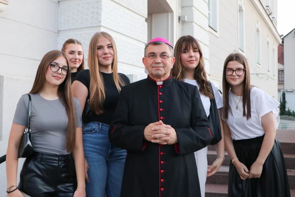 SUSRET BISKUPA MARTINOVIĆA S VOLONTERIMA PRIGODOM SLAVLJA BISKUPSKOG REĐENJA