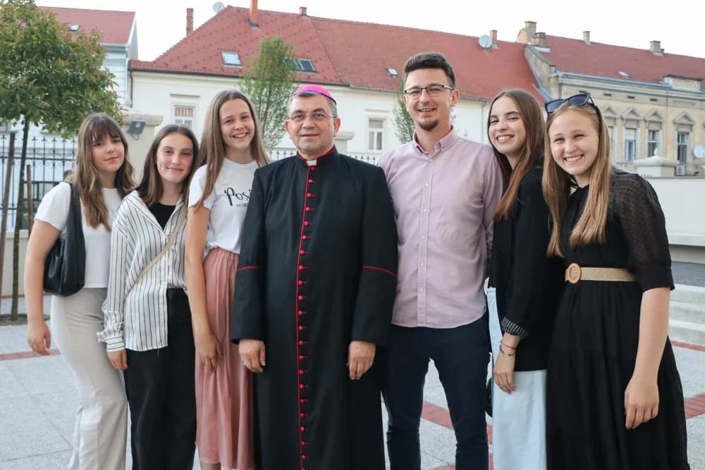 SUSRET BISKUPA MARTINOVIĆA S VOLONTERIMA PRIGODOM SLAVLJA BISKUPSKOG REĐENJA