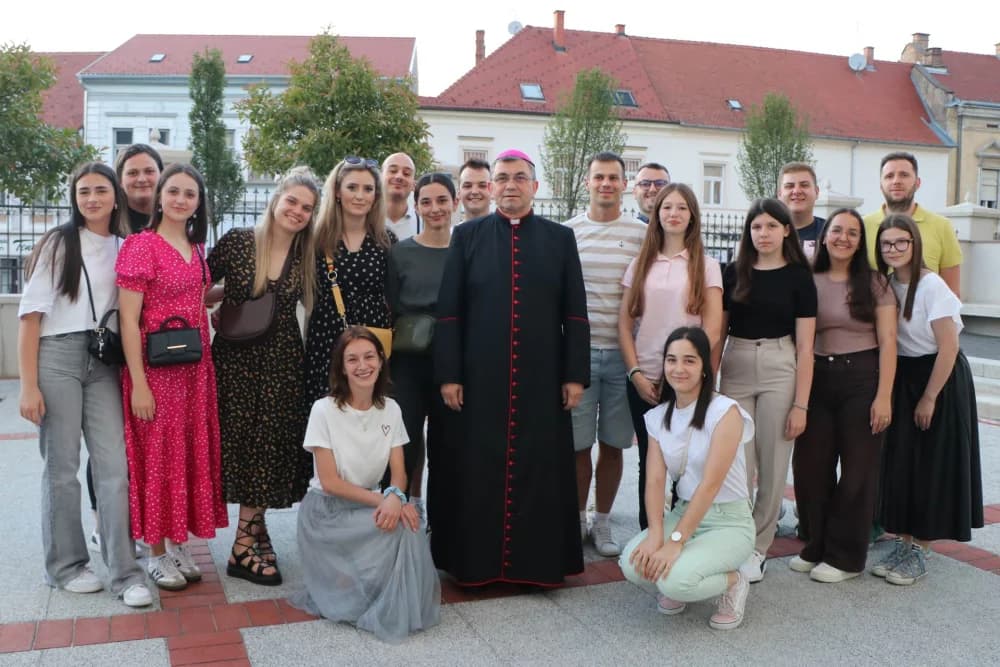 SUSRET BISKUPA MARTINOVIĆA S VOLONTERIMA PRIGODOM SLAVLJA BISKUPSKOG REĐENJA