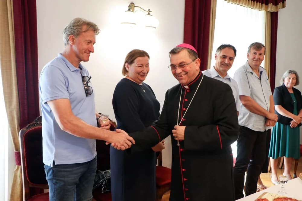 SUSRET BISKUPA MARTINOVIĆA S RAVNATELJIMA ŠKOLA U POŽEGI
