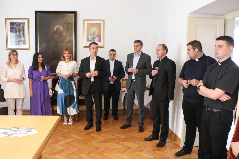 SUSRET BISKUPA MARTINOVIĆA S RAVNATELJIMA ŠKOLA U POŽEGI