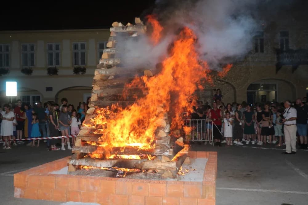Zapaljen Ivanjski krijes na požeškom Trgu Sv. Trojstva: Na tisuće krijesnica odletjelo u nebo