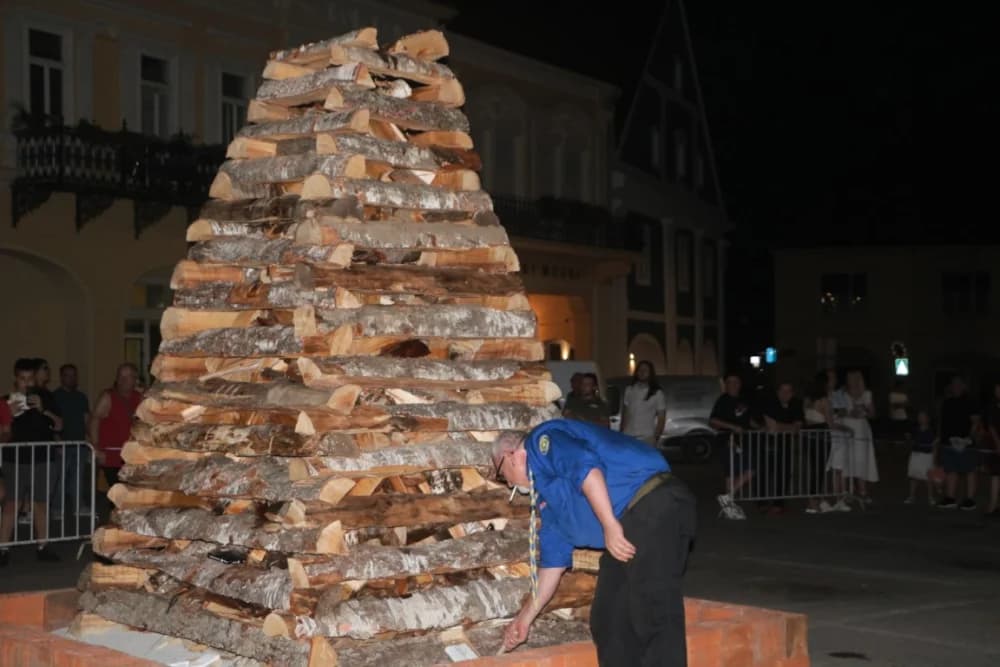 Zapaljen Ivanjski krijes na požeškom Trgu Sv. Trojstva: Na tisuće krijesnica odletjelo u nebo
