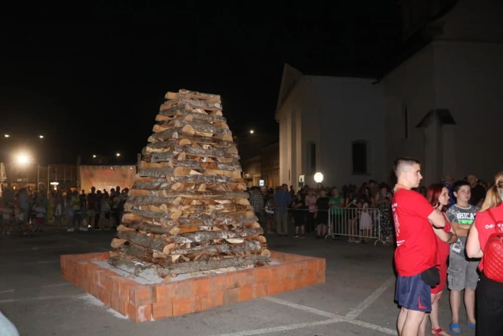 Zapaljen Ivanjski krijes na požeškom Trgu Sv. Trojstva: Na tisuće krijesnica odletjelo u nebo