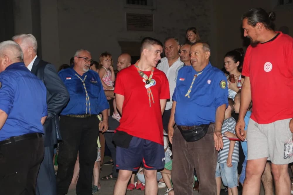 Zapaljen Ivanjski krijes na požeškom Trgu Sv. Trojstva: Na tisuće krijesnica odletjelo u nebo