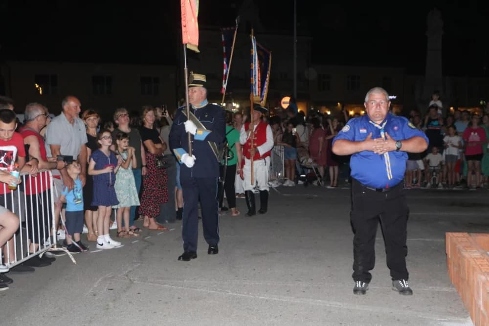 Zapaljen Ivanjski krijes na požeškom Trgu Sv. Trojstva: Na tisuće krijesnica odletjelo u nebo