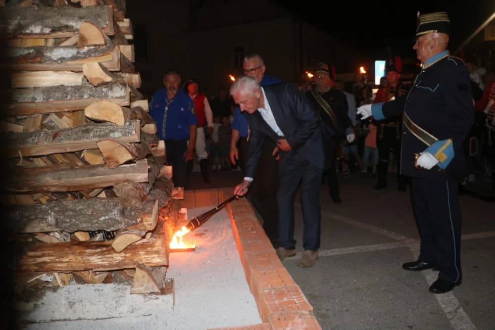Zapaljen Ivanjski krijes na požeškom Trgu Sv. Trojstva: Na tisuće krijesnica odletjelo u nebo