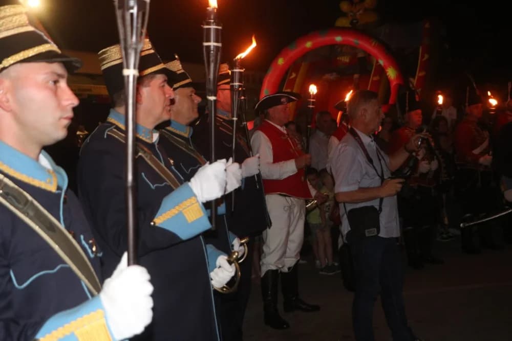Zapaljen Ivanjski krijes na požeškom Trgu Sv. Trojstva: Na tisuće krijesnica odletjelo u nebo