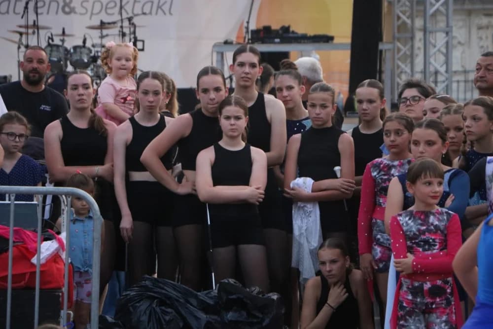 Zapaljen Ivanjski krijes na požeškom Trgu Sv. Trojstva: Na tisuće krijesnica odletjelo u nebo