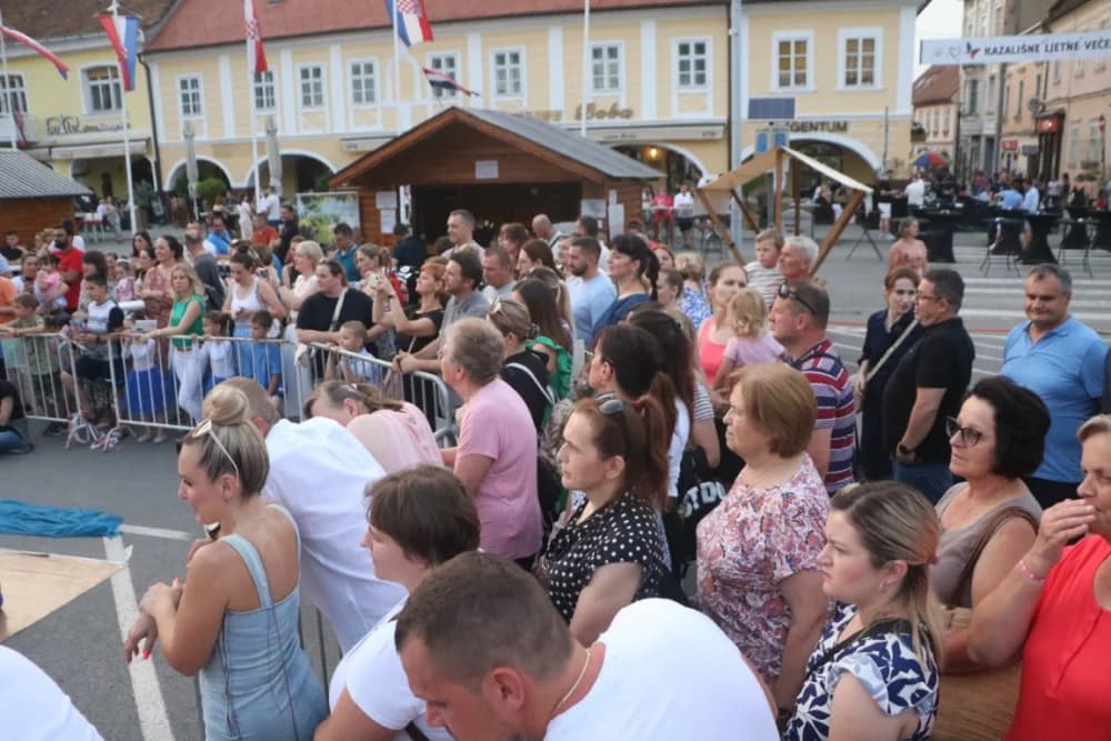 Zapaljen Ivanjski krijes na požeškom Trgu Sv. Trojstva: Na tisuće krijesnica odletjelo u nebo