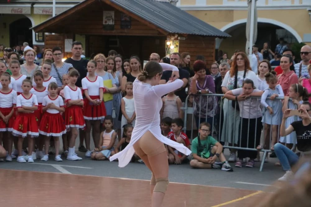 Zapaljen Ivanjski krijes na požeškom Trgu Sv. Trojstva: Na tisuće krijesnica odletjelo u nebo