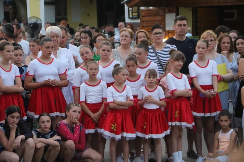 Zapaljen Ivanjski krijes na požeškom Trgu Sv. Trojstva: Na tisuće krijesnica odletjelo u nebo