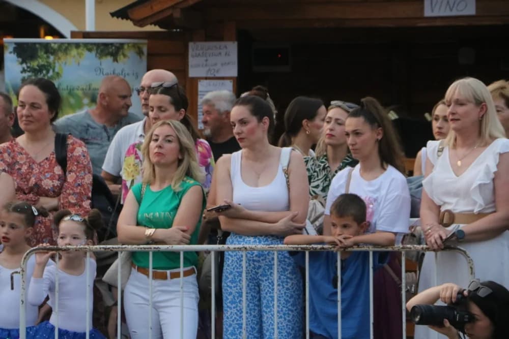 Zapaljen Ivanjski krijes na požeškom Trgu Sv. Trojstva: Na tisuće krijesnica odletjelo u nebo
