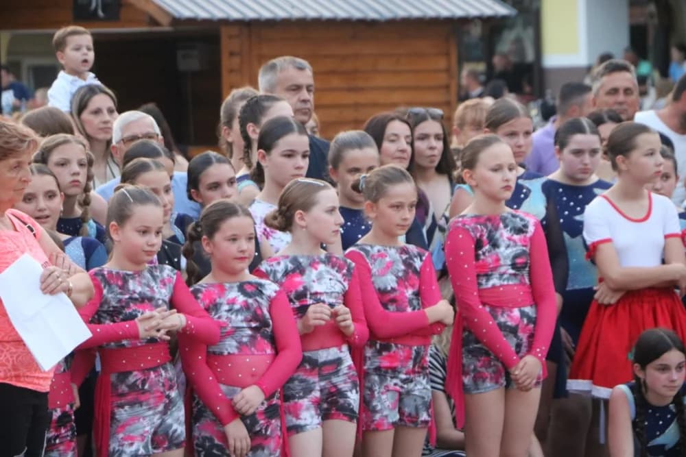 Zapaljen Ivanjski krijes na požeškom Trgu Sv. Trojstva: Na tisuće krijesnica odletjelo u nebo