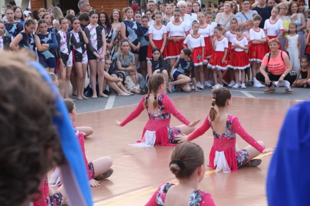 Zapaljen Ivanjski krijes na požeškom Trgu Sv. Trojstva: Na tisuće krijesnica odletjelo u nebo