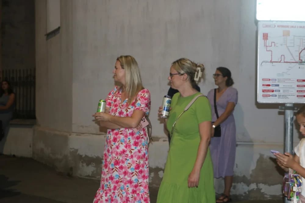 Zapaljen Ivanjski krijes na požeškom Trgu Sv. Trojstva: Na tisuće krijesnica odletjelo u nebo