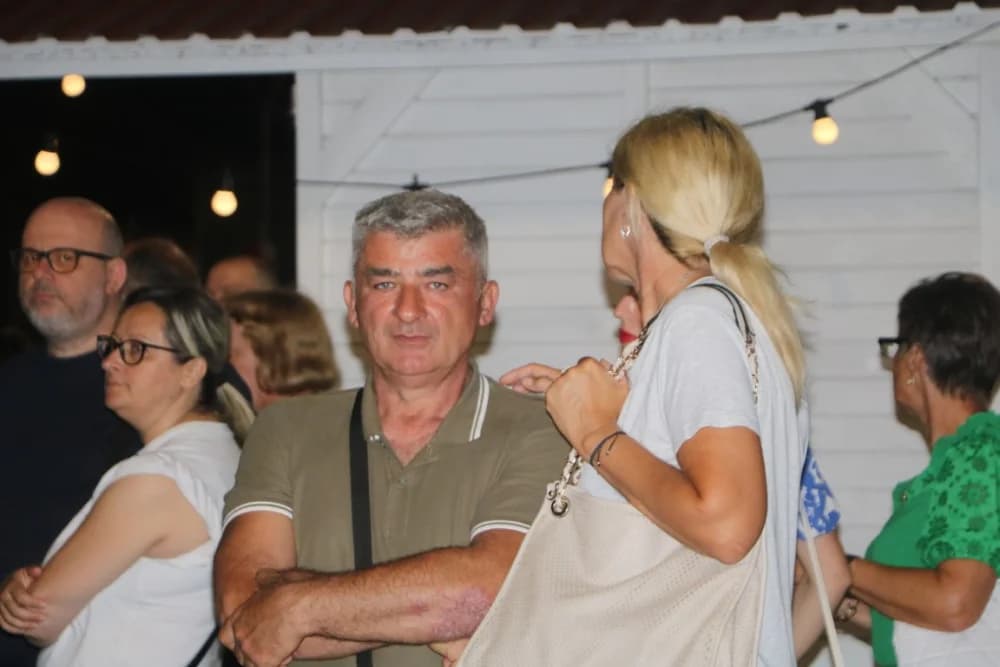 Zapaljen Ivanjski krijes na požeškom Trgu Sv. Trojstva: Na tisuće krijesnica odletjelo u nebo