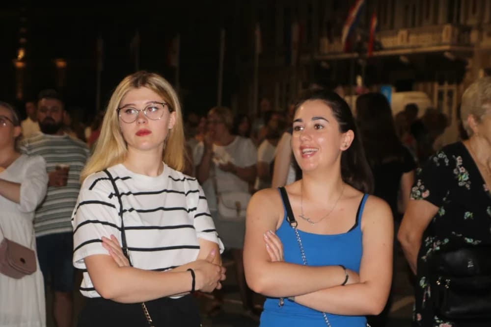 Zapaljen Ivanjski krijes na požeškom Trgu Sv. Trojstva: Na tisuće krijesnica odletjelo u nebo