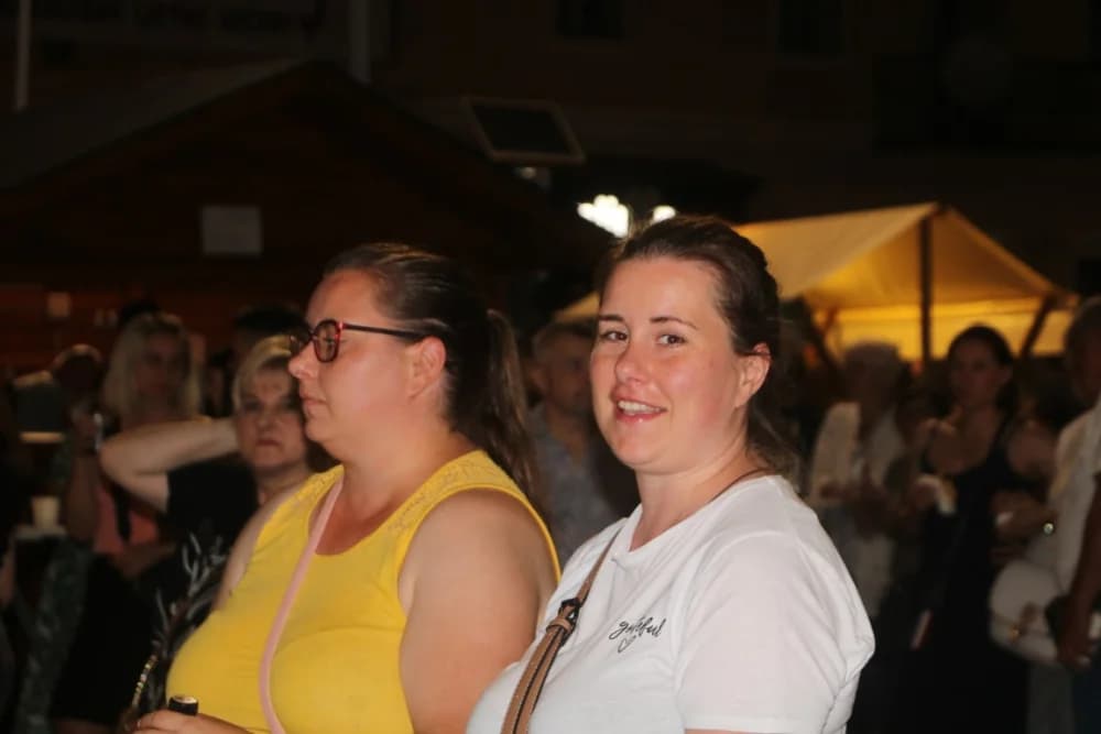 Zapaljen Ivanjski krijes na požeškom Trgu Sv. Trojstva: Na tisuće krijesnica odletjelo u nebo