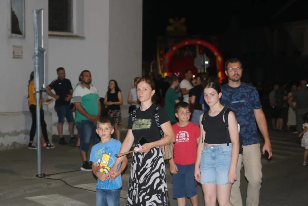 Zapaljen Ivanjski krijes na požeškom Trgu Sv. Trojstva: Na tisuće krijesnica odletjelo u nebo