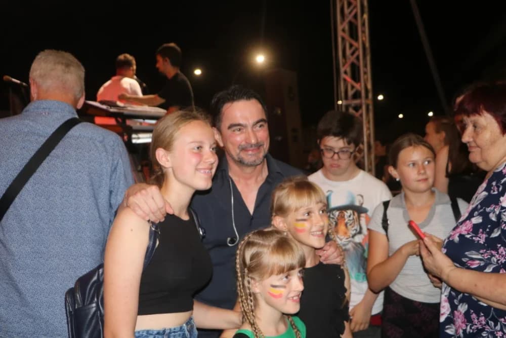 Zapaljen Ivanjski krijes na požeškom Trgu Sv. Trojstva: Na tisuće krijesnica odletjelo u nebo