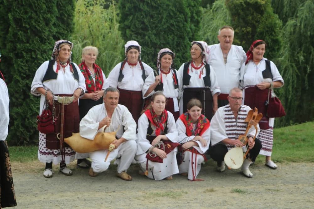 MANJINSKA PRIREDBA: Sudionike manifestacije Slovaci Slovacima kiša potjerala u rajsavački Društveni dom