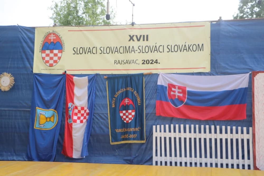 MANJINSKA PRIREDBA: Sudionike manifestacije Slovaci Slovacima kiša potjerala u rajsavački Društveni dom