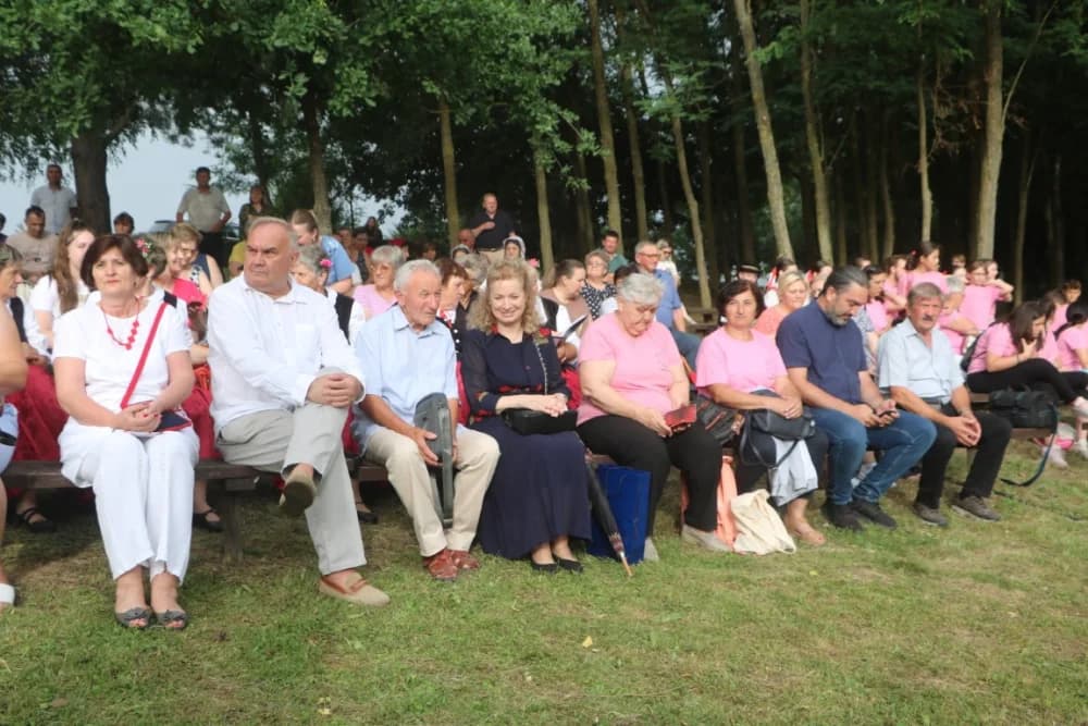 MANJINSKA PRIREDBA: Sudionike manifestacije Slovaci Slovacima kiša potjerala u rajsavački Društveni dom