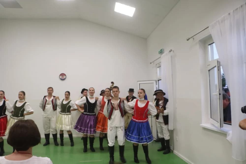 MANJINSKA PRIREDBA: Sudionike manifestacije Slovaci Slovacima kiša potjerala u rajsavački Društveni dom