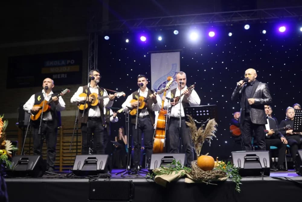 Općina Kaptol bila generalni pokrovitelj subotičkog Festivala, a zapaženo je nastupio Požežanin Luka Samardžić uz Kaptolačke tamburaše /FOTO/