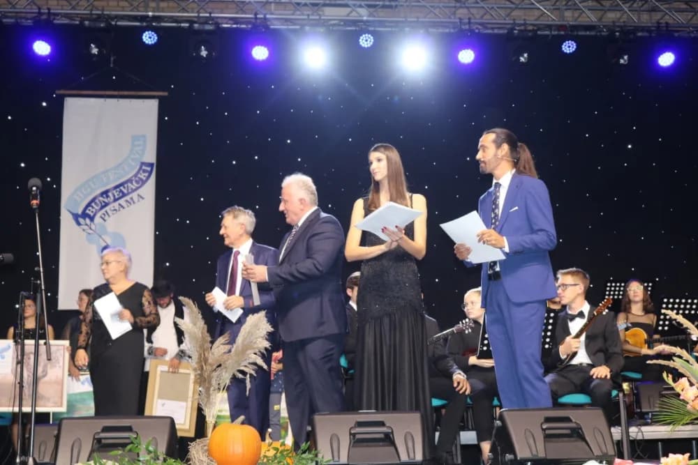 Općina Kaptol bila generalni pokrovitelj subotičkog Festivala, a zapaženo je nastupio Požežanin Luka Samardžić uz Kaptolačke tamburaše /FOTO/
