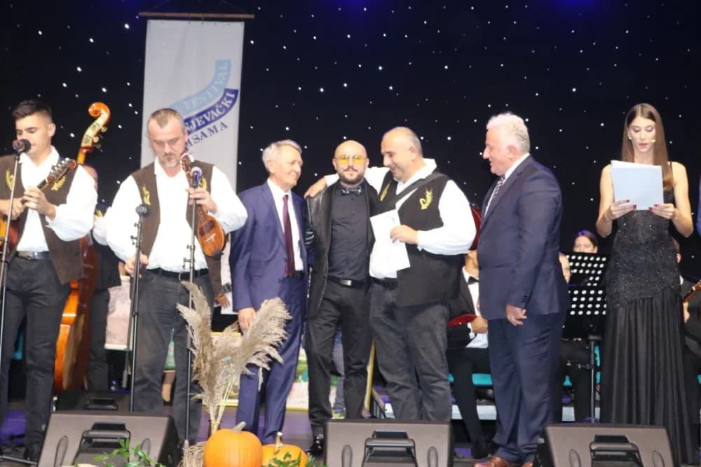 Općina Kaptol bila generalni pokrovitelj subotičkog Festivala, a zapaženo je nastupio Požežanin Luka Samardžić uz Kaptolačke tamburaše /FOTO/