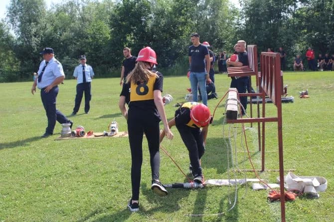 /FOTO-VIDEO/ Na gradskom vatrogasnom natjecanju djece, podmlatka, mladeži i članova sudjelovalo 15 ekipa