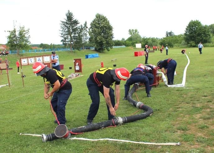 /FOTO-VIDEO/ Na gradskom vatrogasnom natjecanju djece, podmlatka, mladeži i članova sudjelovalo 15 ekipa