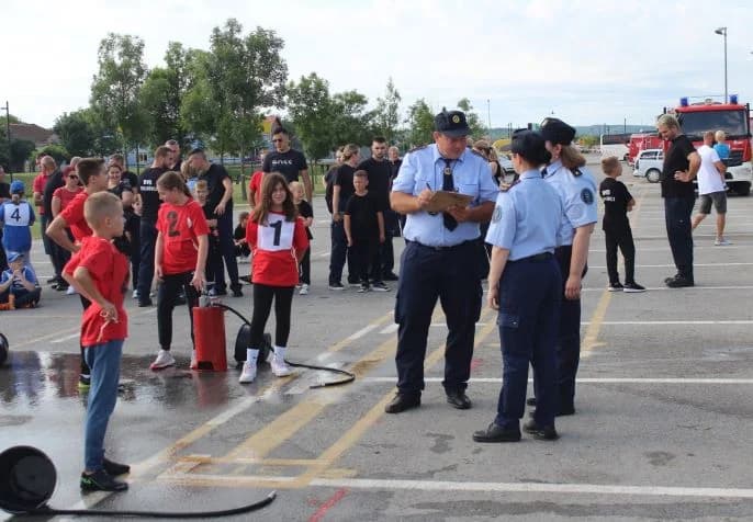 /FOTO-VIDEO/ Na gradskom vatrogasnom natjecanju djece, podmlatka, mladeži i članova sudjelovalo 15 ekipa