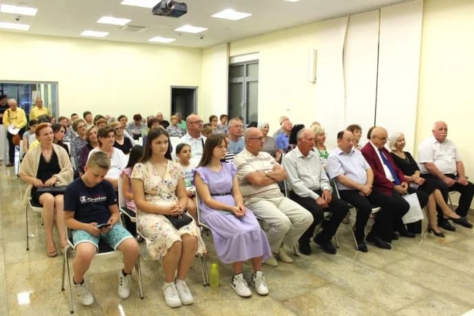 PIKNIK S KNJIGAMA: U pleterničkoj Knjižnici održana večer poezije Mire Šulc iz Jakšića