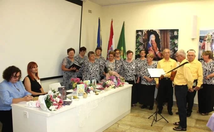 PIKNIK S KNJIGAMA: U pleterničkoj Knjižnici održana večer poezije Mire Šulc iz Jakšića