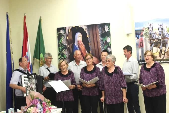 PIKNIK S KNJIGAMA: U pleterničkoj Knjižnici održana večer poezije Mire Šulc iz Jakšića