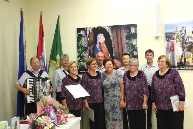 PIKNIK S KNJIGAMA: U pleterničkoj Knjižnici održana večer poezije Mire Šulc iz Jakšića