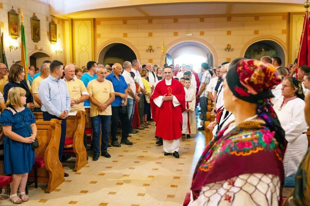 Kaptolčani izrazili veliku srdačnost novom požeškom biskupu Ivi u prigodi dolaska u njihovu župu
