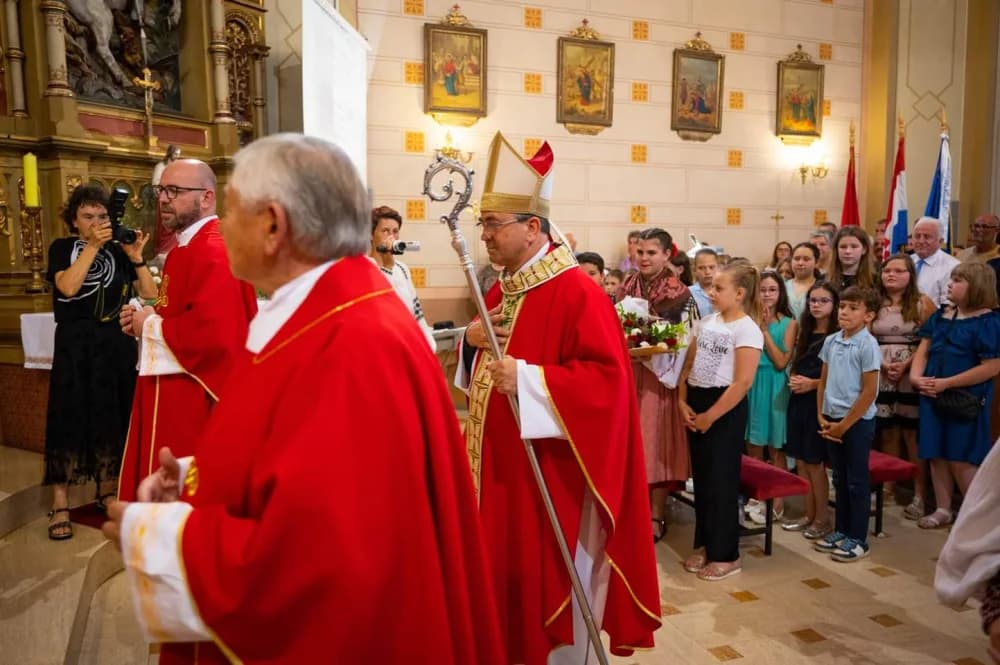 Kaptolčani izrazili veliku srdačnost novom požeškom biskupu Ivi u prigodi dolaska u njihovu župu