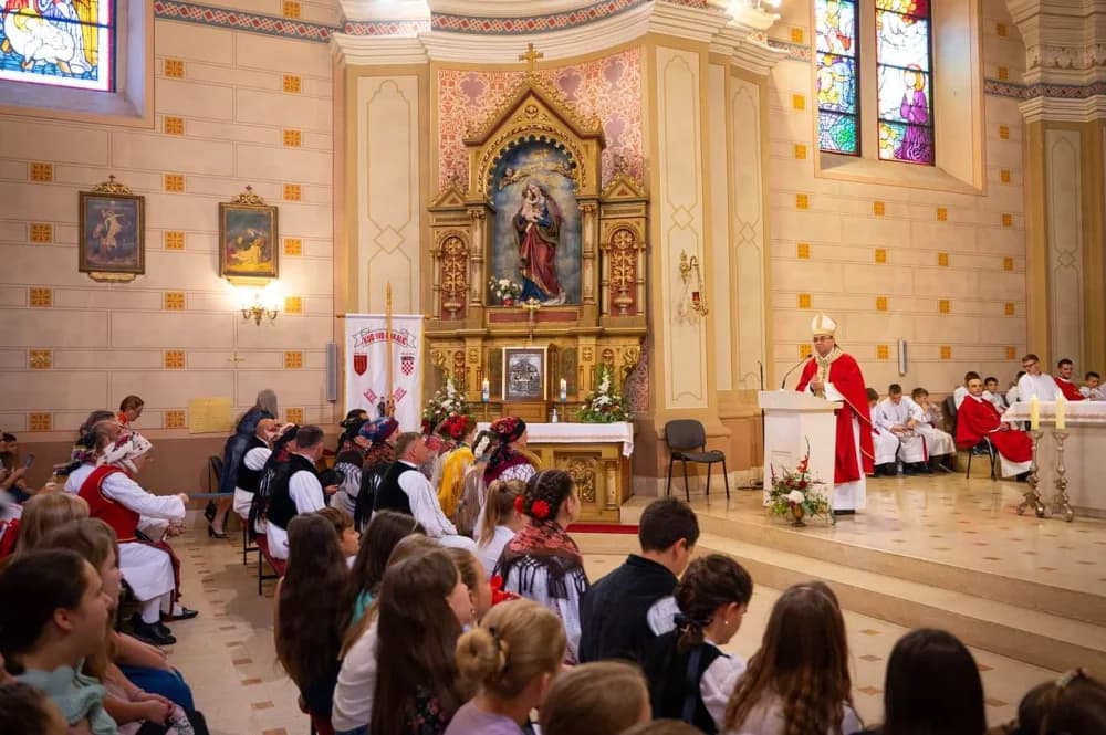 Kaptolčani izrazili veliku srdačnost novom požeškom biskupu Ivi u prigodi dolaska u njihovu župu