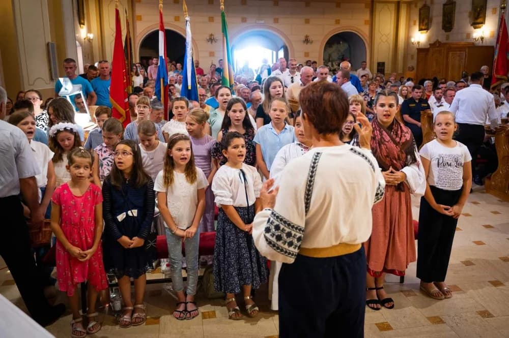 Kaptolčani izrazili veliku srdačnost novom požeškom biskupu Ivi u prigodi dolaska u njihovu župu