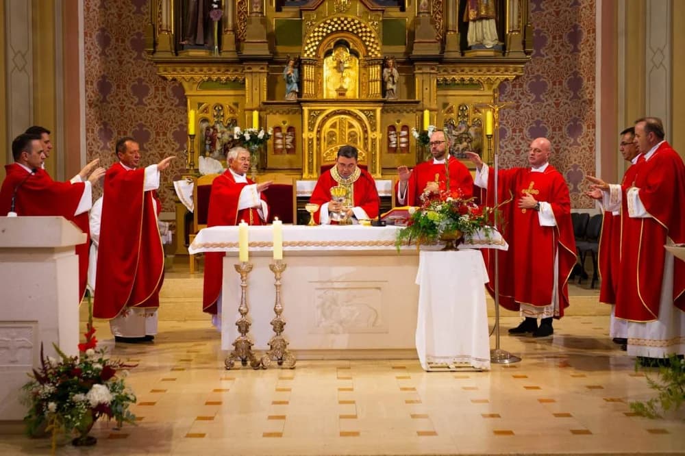 Kaptolčani izrazili veliku srdačnost novom požeškom biskupu Ivi u prigodi dolaska u njihovu župu