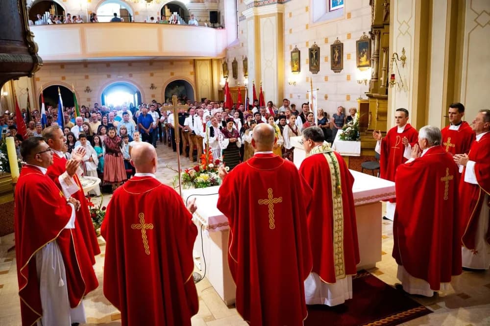 Kaptolčani izrazili veliku srdačnost novom požeškom biskupu Ivi u prigodi dolaska u njihovu župu