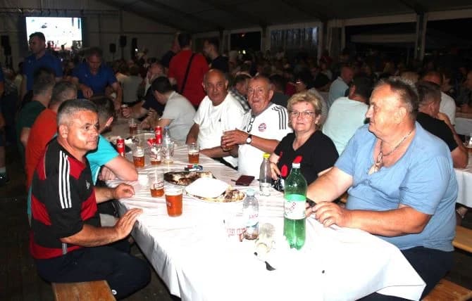 Raznovrsni glazbeni, gastronomski i kulturni sadržaji bili u velikom šatoru u sklopu Međunarodnog konjičkog turnira u Pleternici