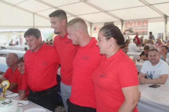 Raznovrsni glazbeni, gastronomski i kulturni sadržaji bili u velikom šatoru u sklopu Međunarodnog konjičkog turnira u Pleternici