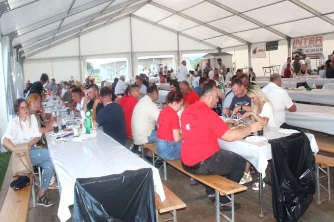 Raznovrsni glazbeni, gastronomski i kulturni sadržaji bili u velikom šatoru u sklopu Međunarodnog konjičkog turnira u Pleternici